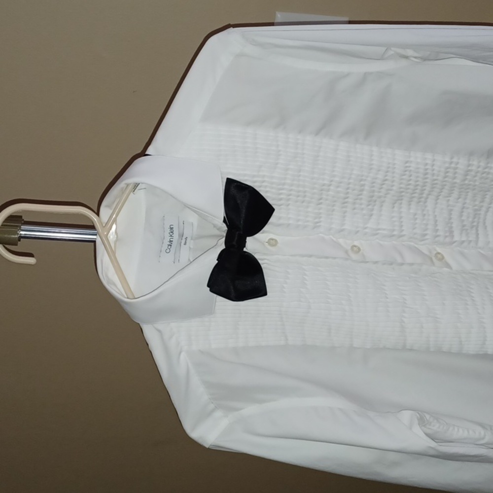 Calvin Klein Men's Pleated Dress Shirt w/bowtie